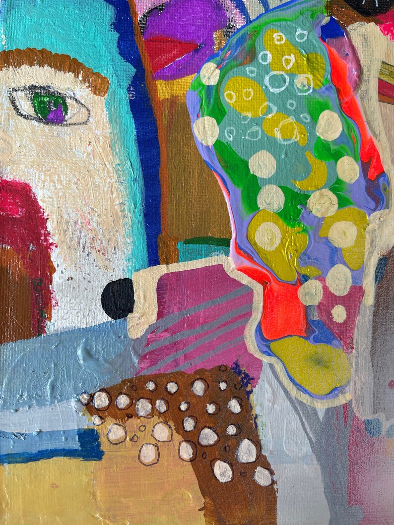 Puede incluir: Pintura abstracta con un dise&ntilde;o colorido y en capas. La pintura presenta un fondo azul, verde y morado con acentos blancos, amarillos y rojos. La pintura est&aacute; compuesta por varias formas y texturas, incluyendo c&iacute;rculos, puntos y l&iacute;neas.
