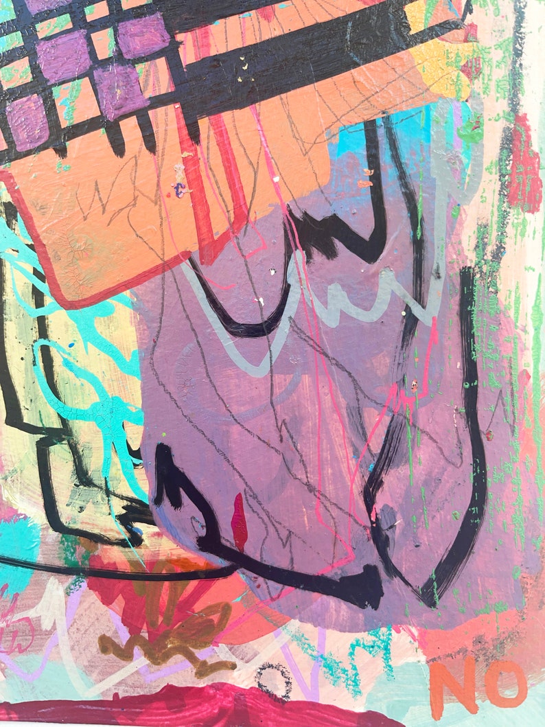 Peut inclure: Peinture abstraite avec des lignes noires audacieuses, de la peinture rose, jaune et bleue, et le mot "NO" en peinture brune.