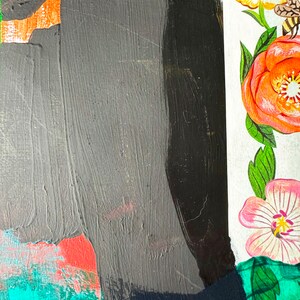 Pode incluir: Pintura abstrata com tinta preta, laranja, verde e branca. A pintura tem uma superf&iacute;cie texturizada e um padr&atilde;o floral.