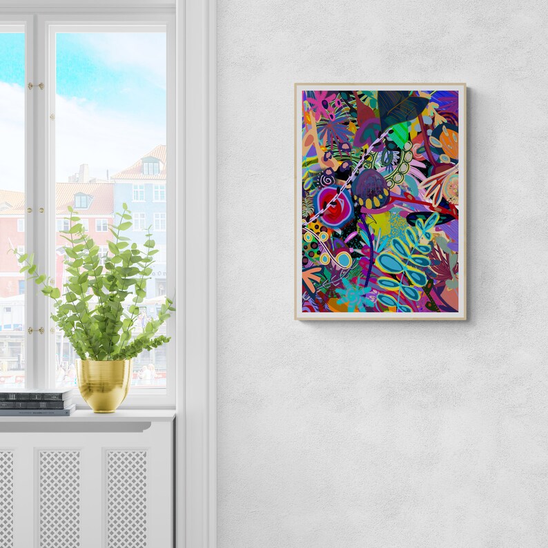 Pu&ograve; includere: Una stampa d'arte astratta incorniciata con un design colorato e vibrante che presenta una variet&agrave; di forme, linee e motivi. L'opera d'arte &egrave; dominata da tonalit&agrave; di blu, verde, giallo e viola.