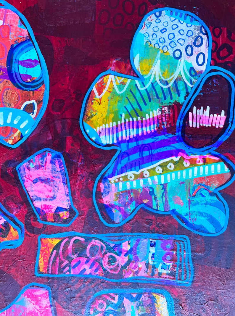 K&ouml;nnte beinhalten: Abstraktes Gem&auml;lde mit rotem Hintergrund und bunten Formen. Die Formen sind in Blau umrandet und mit verschiedenen Farben gef&uuml;llt, darunter Pink, Lila, Blau, Gr&uuml;n, Gelb und Wei&szlig;. Die Formen sind &uuml;bereinander geschichtet und erzeugen so ein Gef&uuml;hl von Tiefe und Dimension.