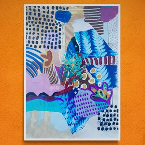 K&ouml;nnte beinhalten: Abstrakte Mixed-Media-Arbeit mit wei&szlig;em Rand. Das Kunstwerk zeigt eine Collage aus Formen und Mustern in Blau, Lila, T&uuml;rkis und Braun. Das Wort "NO" ist in der unteren linken Ecke sichtbar. Der Hintergrund ist ein leuchtendes Orange.