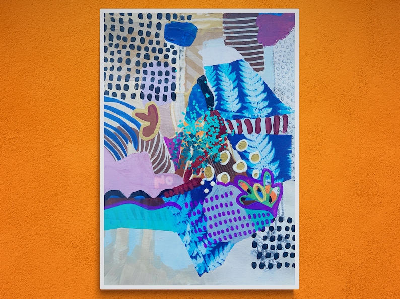 K&ouml;nnte beinhalten: Abstrakte Mixed-Media-Arbeit mit wei&szlig;em Rand. Das Kunstwerk zeigt eine Collage aus Formen und Mustern in Blau, Lila, T&uuml;rkis und Braun. Das Wort "NO" ist in der unteren linken Ecke sichtbar. Der Hintergrund ist ein leuchtendes Orange.