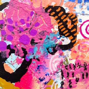 Op de afbeelding: Abstract schilderij met roze, paarse, blauwe, oranje en zwarte verfspatten en penseelstreken. Het schilderij heeft een textuur en een moderne stijl.