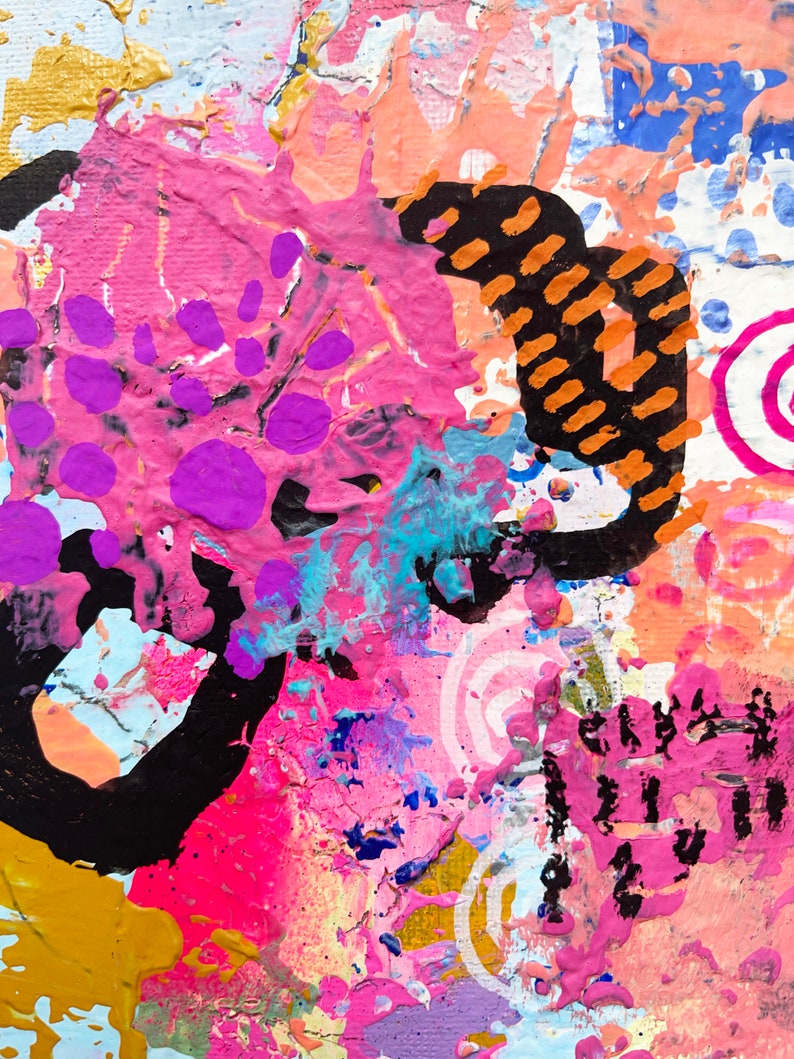 Op de afbeelding: Abstract schilderij met roze, paarse, blauwe, oranje en zwarte verfspatten en penseelstreken. Het schilderij heeft een textuur en een moderne stijl.