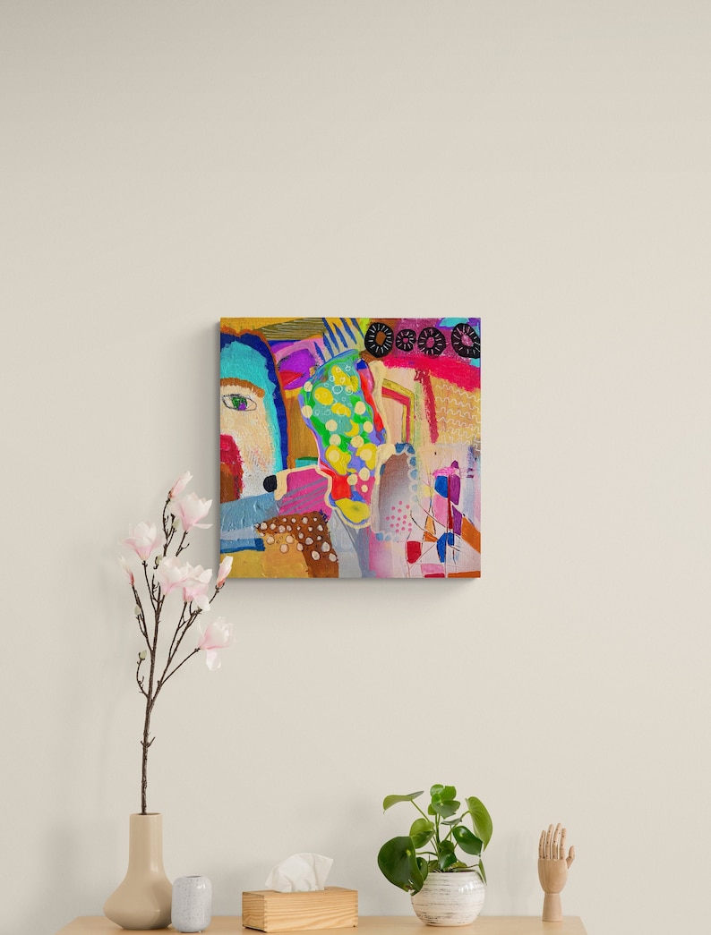 Puede incluir: Pintura abstracta con un dise&ntilde;o geom&eacute;trico colorido. La pintura presenta una variedad de formas, l&iacute;neas y colores, incluyendo azul, verde, amarillo, rojo y naranja. La pintura est&aacute; colocada contra una pared blanca.