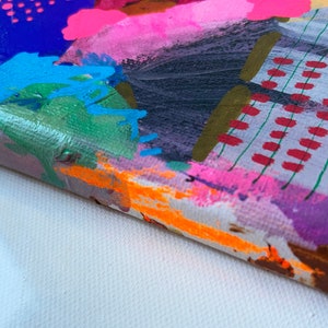 Puede incluir: Pintura abstracta sobre lienzo con un dise&ntilde;o colorido y en capas. La pintura presenta colores brillantes como rosa, azul, verde, naranja y rojo. Los bordes del lienzo son visibles, mostrando el material crudo del lienzo.