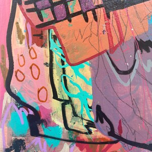 Peut inclure: Peinture abstraite avec un m&eacute;lange de couleurs rose, violet, orange, jaune et turquoise. La peinture pr&eacute;sente un motif de grille, des formes g&eacute;om&eacute;triques et des lignes organiques.