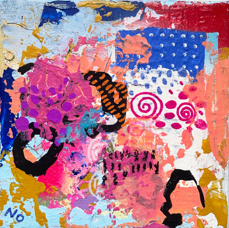 Op de afbeelding: Abstract schilderij met roze, paarse, blauwe, witte en zwarte verf. Het schilderij heeft een textuur en bevat verschillende vormen en patronen.
