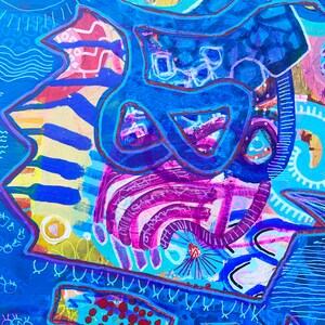 K&ouml;nnte beinhalten: Abstraktes Gem&auml;lde in den Farben Blau, Gelb, Rosa und Wei&szlig;. Das Gem&auml;lde zeigt eine Vielzahl von Formen und Linien, darunter Kreise, Quadrate und Dreiecke. Das Gem&auml;lde ist in einem k&uuml;hnen und ausdrucksstarken Stil gehalten.