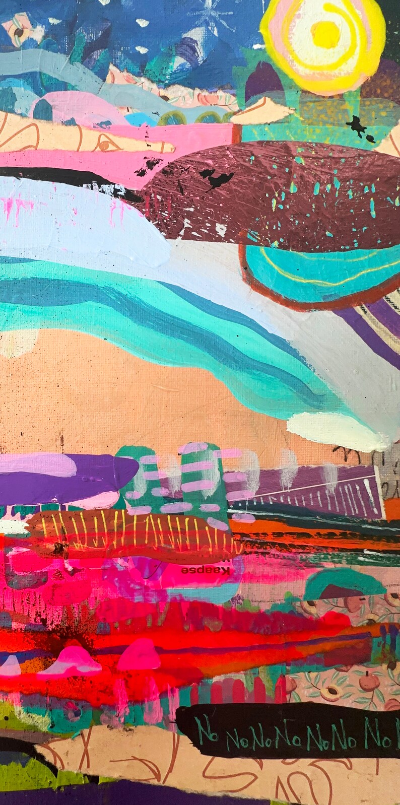 Puede incluir: Pintura abstracta con capas de pintura colorida, incluyendo rosa, azul, verde, morado y amarillo. La pintura tiene una superficie texturizada e incluye el texto "No No No No No No No No".