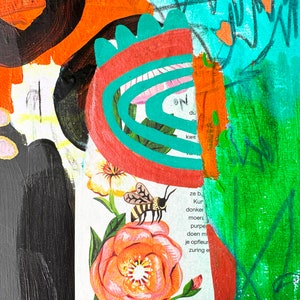 Pode incluir: Colagem de arte abstrata com uma mistura de cores brilhantes, incluindo laranja, verde, azul e vermelho. A colagem apresenta uma abelha, flores e texto em holand&ecirc;s.