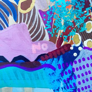 K&ouml;nnte beinhalten: Abstrakte Mixed-Media-Kunst mit einer Vielzahl von Farben und Texturen. Das Werk zeigt blaue, violette, braune und goldene Elemente, wobei das Wort "No" sichtbar ist. T&uuml;rkisfarbener Glitzer verleiht der Komposition einen funkelnden Effekt.