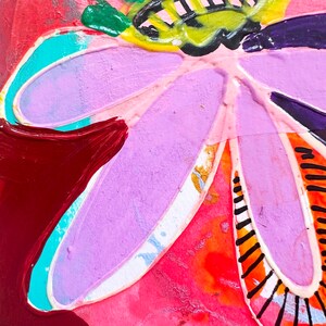 K&ouml;nnte beinhalten: Ein farbenfrohes abstraktes Gem&auml;lde mit einer gro&szlig;en lila Blume mit gr&uuml;nen, gelben, orangefarbenen, roten und schwarzen Akzenten. Die Blume ist in einem strukturierten Stil gemalt, was ihr ein dreidimensionales Aussehen verleiht.