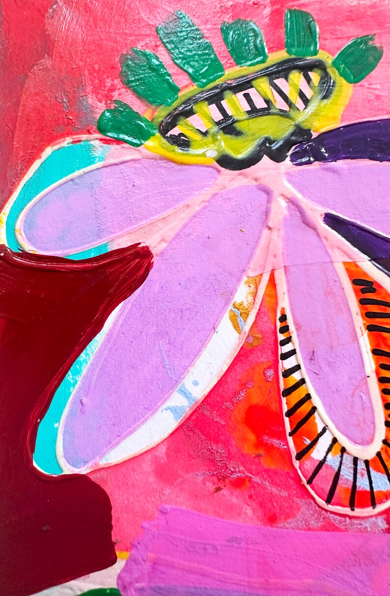 K&ouml;nnte beinhalten: Ein farbenfrohes abstraktes Gem&auml;lde mit einer gro&szlig;en lila Blume mit gr&uuml;nen, gelben, orangefarbenen, roten und schwarzen Akzenten. Die Blume ist in einem strukturierten Stil gemalt, was ihr ein dreidimensionales Aussehen verleiht.