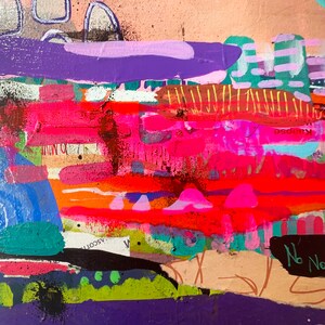 Puede incluir: Pintura abstracta con capas de colores brillantes, incluyendo rosa, rojo, naranja, verde, azul y morado. La pintura tiene una superficie texturizada e incluye las palabras "No No" y "Keepse".