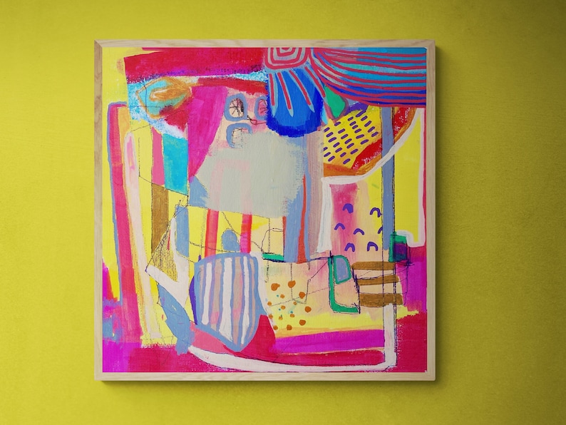 Op de afbeelding: Abstract schilderij met een mix van felle kleuren, waaronder roze, geel, blauw en groen. Het schilderij is ingelijst in een licht houten lijst.