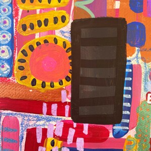 Puede incluir: Pintura abstracta con un dise&ntilde;o geom&eacute;trico colorido. La pintura presenta un gran rect&aacute;ngulo negro con rayas horizontales, rodeado de formas en tonos de rojo, rosa, amarillo, azul y verde.
