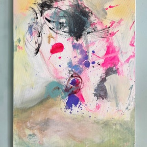 Puede incluir: Pintura abstracta con salpicaduras de pintura rosa, p&uacute;rpura, azul, roja y amarilla sobre un fondo blanco. La pintura tiene una superficie texturizada y una firma negra en la esquina inferior derecha.