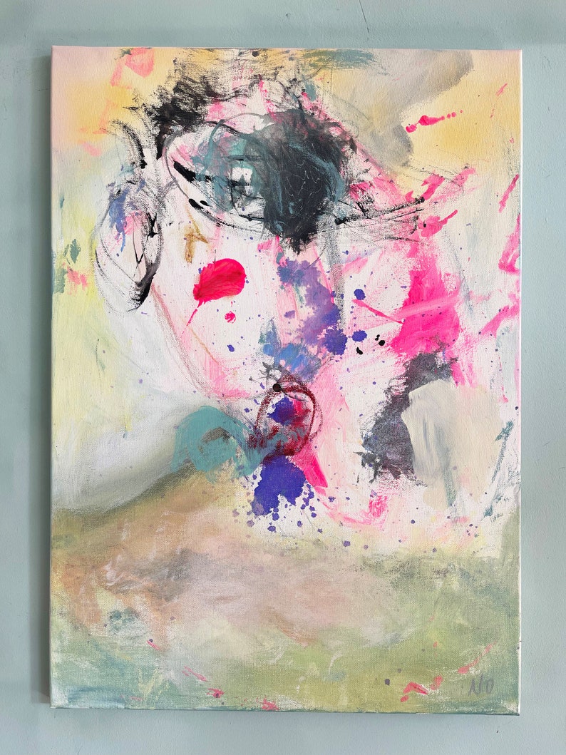 Puede incluir: Pintura abstracta con salpicaduras de pintura rosa, p&uacute;rpura, azul, roja y amarilla sobre un fondo blanco. La pintura tiene una superficie texturizada y una firma negra en la esquina inferior derecha.