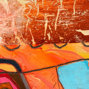 Op de afbeelding: Abstract schilderij met een mix van oranje, roze, blauw, groen en bruine kleuren. Het schilderij heeft een textuur en een gedurfde, expressieve stijl.