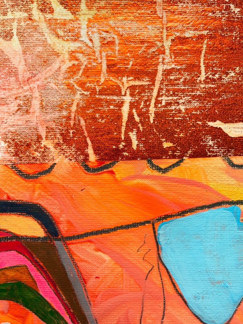 Op de afbeelding: Abstract schilderij met een mix van oranje, roze, blauw, groen en bruine kleuren. Het schilderij heeft een textuur en een gedurfde, expressieve stijl.