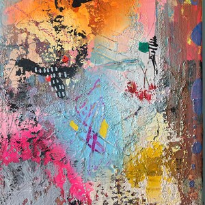 Op de afbeelding: Abstract schilderij met een textuur. Het schilderij heeft een verscheidenheid aan kleuren, waaronder oranje, roze, blauw, geel en zwart. De verf is aangebracht in een dikke, impasto-stijl, waardoor een driedimensionaal effect ontstaat.