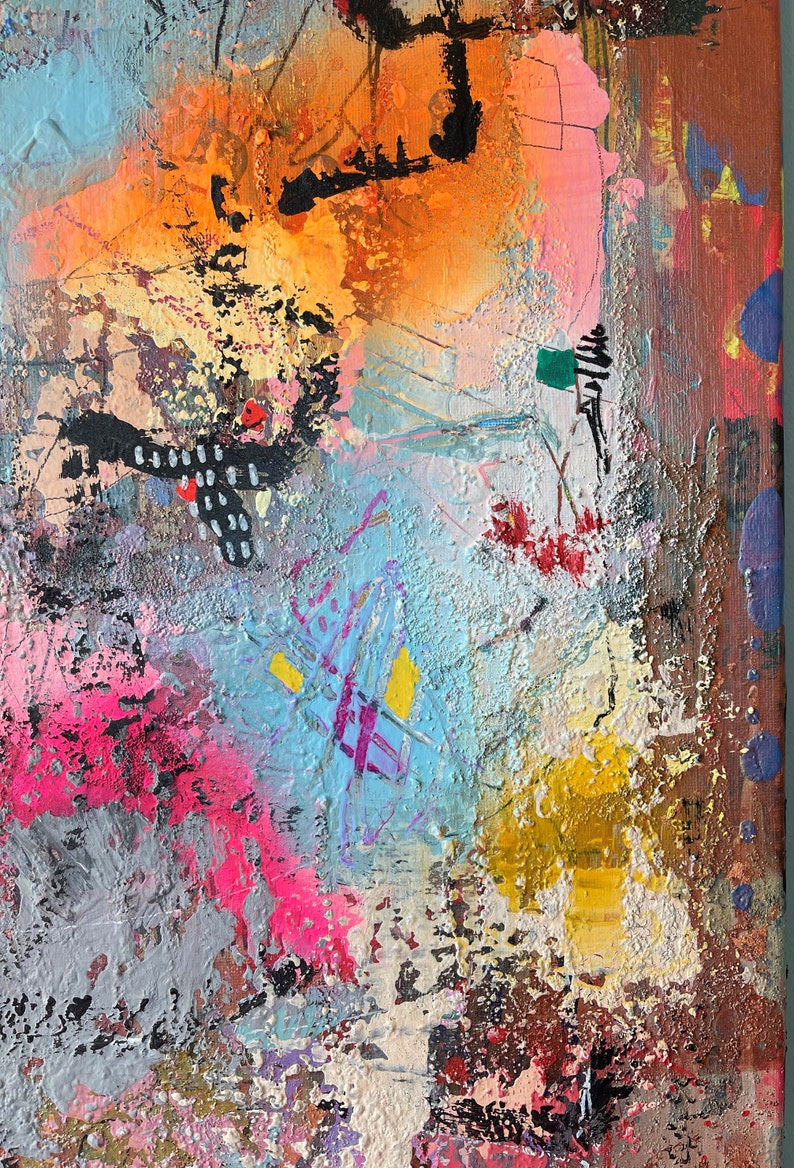 Op de afbeelding: Abstract schilderij met een textuur. Het schilderij heeft een verscheidenheid aan kleuren, waaronder oranje, roze, blauw, geel en zwart. De verf is aangebracht in een dikke, impasto-stijl, waardoor een driedimensionaal effect ontstaat.