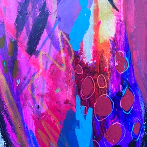 Puede incluir: Pintura abstracta con colores vibrantes, incluyendo rosa, morado, azul y dorado. La pintura presenta pinceladas audaces y una variedad de formas, creando una composici&oacute;n din&aacute;mica y en&eacute;rgica.