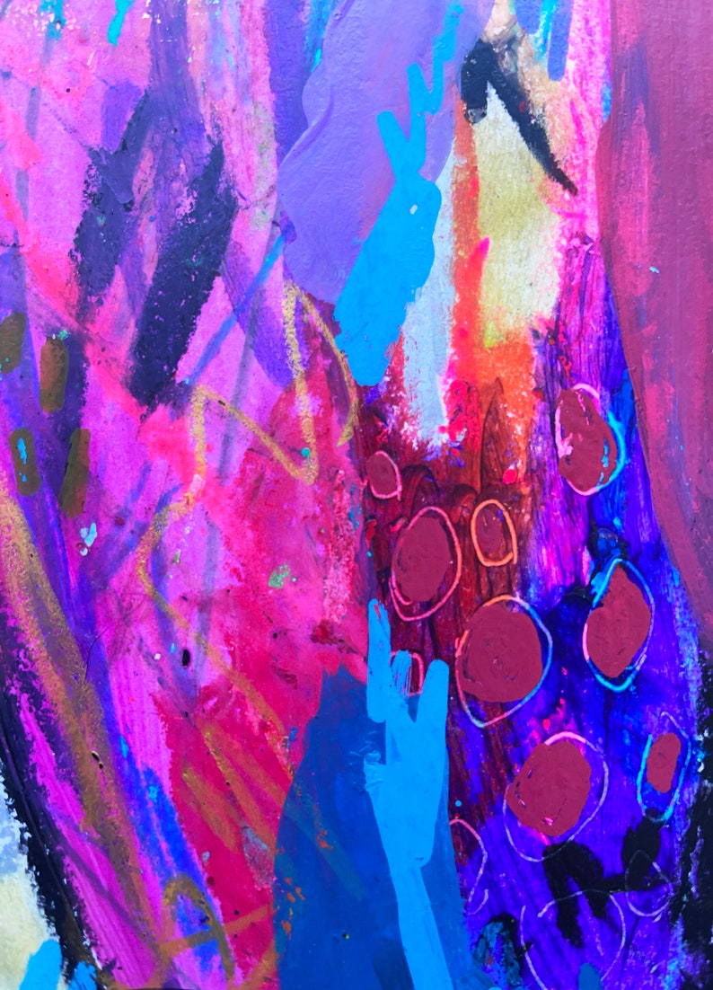 Puede incluir: Pintura abstracta con colores vibrantes, incluyendo rosa, morado, azul y dorado. La pintura presenta pinceladas audaces y una variedad de formas, creando una composici&oacute;n din&aacute;mica y en&eacute;rgica.
