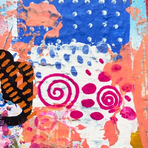 Op de afbeelding: Abstracte schilderkunst met roze, oranje, blauwe en witte verf. Het schilderij heeft een blauwe achtergrond met witte stippen, roze spiralen en oranje strepen.