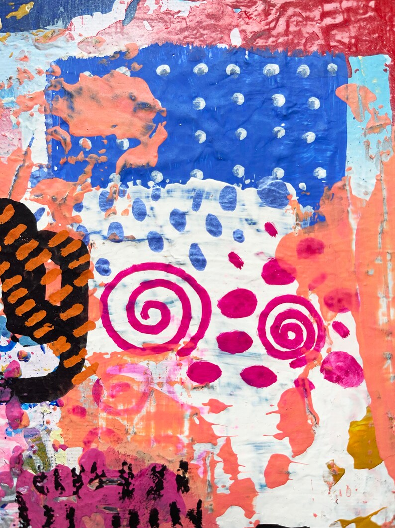 Op de afbeelding: Abstracte schilderkunst met roze, oranje, blauwe en witte verf. Het schilderij heeft een blauwe achtergrond met witte stippen, roze spiralen en oranje strepen.