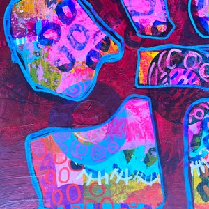 K&ouml;nnte beinhalten: Abstraktes Gem&auml;lde mit einer lebendigen Farbpalette. Das Gem&auml;lde zeigt eine Vielzahl von Formen und Mustern, darunter Kreise, Wirbel und Linien. Die verwendeten Farben sind leuchtend und kr&auml;ftig, darunter Pink, Blau, Lila und Gelb. Das Gem&auml;lde ist auf einem dunkelroten Hintergrund ausgef&uuml;hrt.
