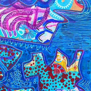 K&ouml;nnte beinhalten: Abstraktes Gem&auml;lde mit blauem Hintergrund und bunten Formen, Linien und Punkten. Das Gem&auml;lde zeigt eine Vielzahl von Farben, darunter Blau, Lila, Rosa, Rot, Gelb und Wei&szlig;.