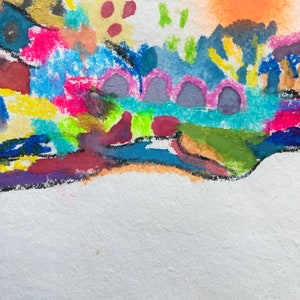 Puede incluir: Pintura abstracta con una escena de paisaje colorida. La pintura presenta una variedad de colores, incluyendo azul, verde, amarillo, rosa y naranja. La pintura est&aacute; hecha sobre un fondo blanco.