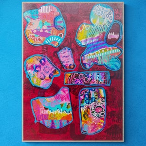 K&ouml;nnte beinhalten: Abstrakte Malerei auf Leinwand mit rotem Hintergrund und bunten Formen. Die Formen sind in Blau umrandet und mit verschiedenen Mustern und Farben gef&uuml;llt, darunter Pink, Gelb, Gr&uuml;n und Wei&szlig;.