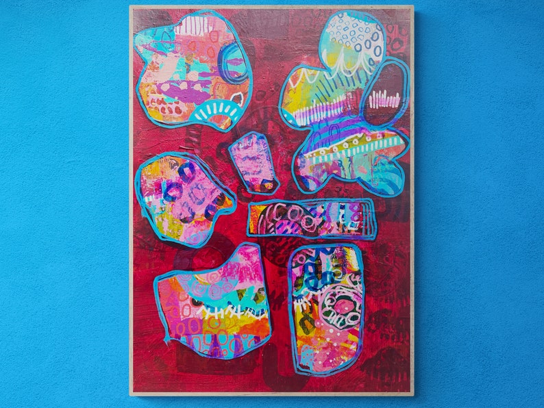 K&ouml;nnte beinhalten: Abstrakte Malerei auf Leinwand mit rotem Hintergrund und bunten Formen. Die Formen sind in Blau umrandet und mit verschiedenen Mustern und Farben gef&uuml;llt, darunter Pink, Gelb, Gr&uuml;n und Wei&szlig;.