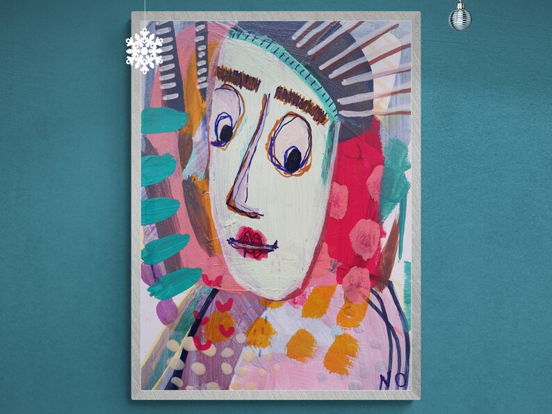 Op de afbeelding: Abstracte schilderij van een gezicht met roze, blauw, groen en gele kleuren. Het gezicht heeft grote ogen en een rode mond. De achtergrond is een mix van kleuren en patronen.