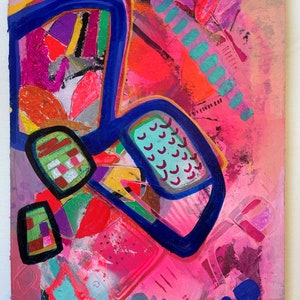 Op de afbeelding: Abstract schilderij met gedurfde, kleurrijke vormen en lijnen. Het schilderij heeft een mix van roze, blauw, groen, geel en rode kleuren. De vormen zijn geometrisch en organisch en cre&euml;ren een dynamische en energieke compositie.