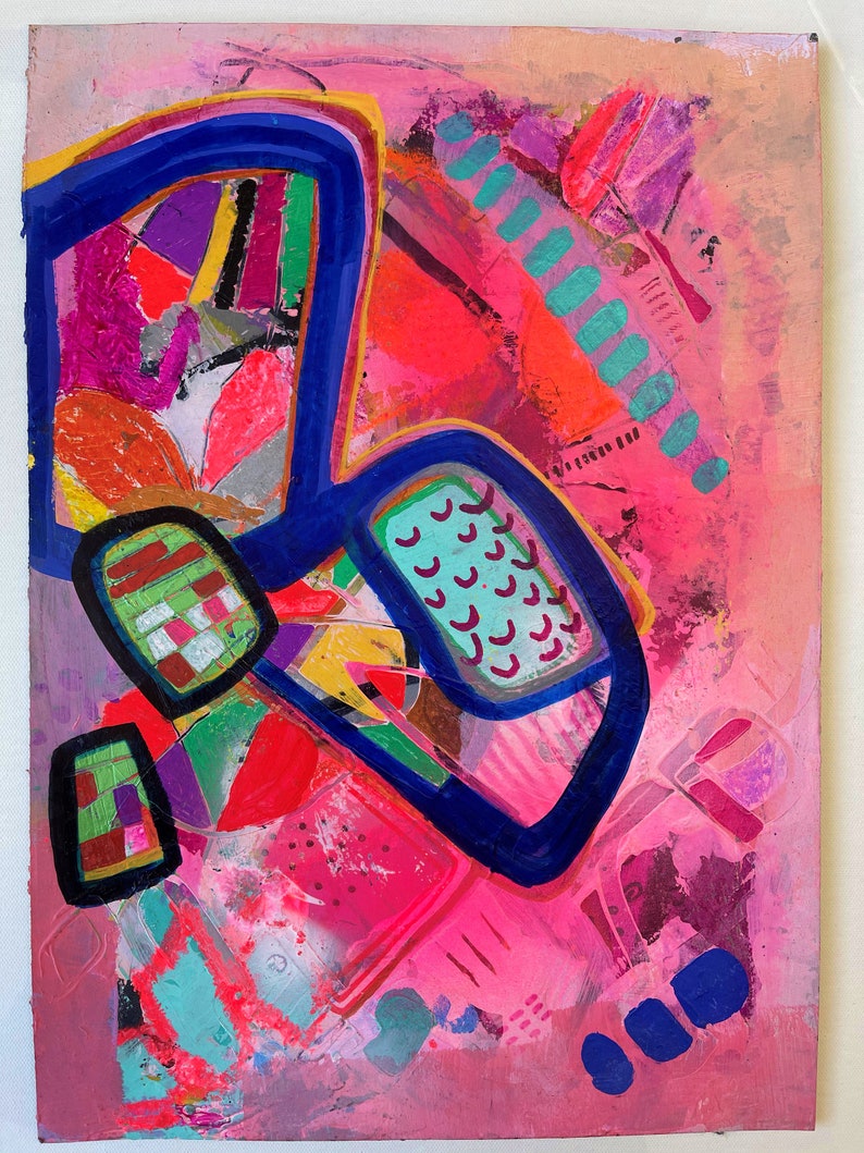 Op de afbeelding: Abstract schilderij met gedurfde, kleurrijke vormen en lijnen. Het schilderij heeft een mix van roze, blauw, groen, geel en rode kleuren. De vormen zijn geometrisch en organisch en cre&euml;ren een dynamische en energieke compositie.