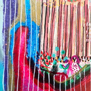 Puede incluir: Pintura abstracta con rayas verticales en tonos de rosa, blanco, azul y negro. La pintura presenta una variedad de formas y texturas, incluyendo c&iacute;rculos, puntos y l&iacute;neas.