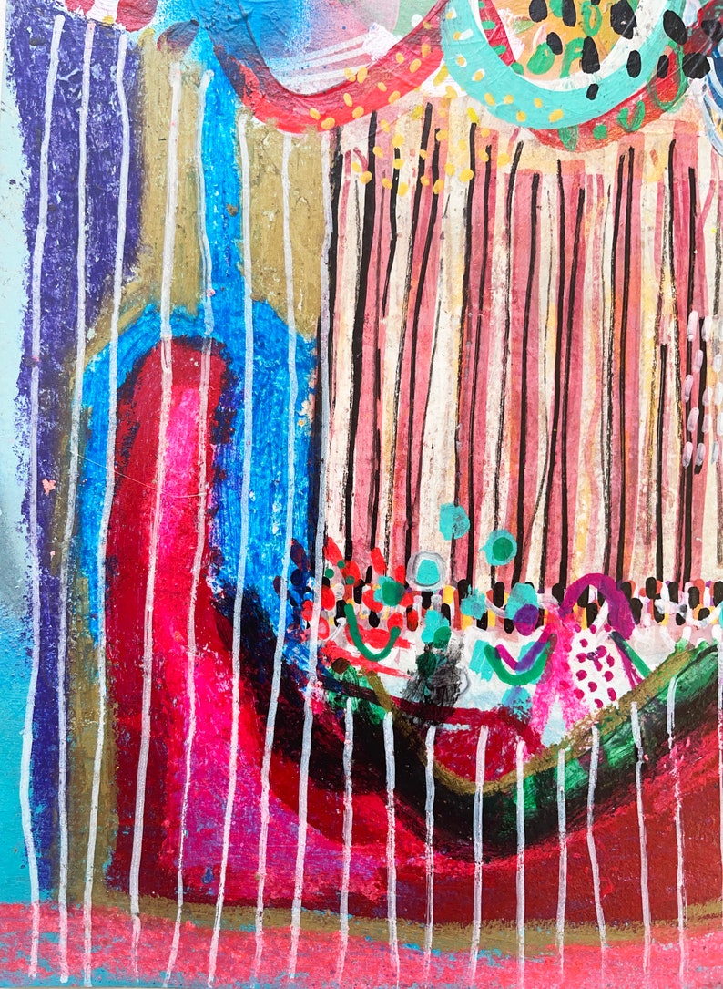Puede incluir: Pintura abstracta con rayas verticales en tonos de rosa, blanco, azul y negro. La pintura presenta una variedad de formas y texturas, incluyendo c&iacute;rculos, puntos y l&iacute;neas.