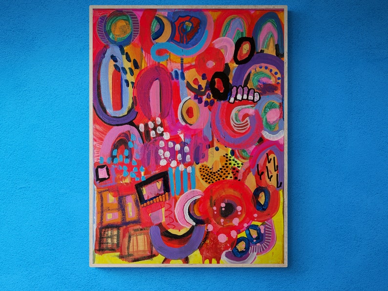Puede incluir: Pintura abstracta sobre lienzo con un dise&ntilde;o colorido y en espiral. La pintura presenta una variedad de formas, incluyendo c&iacute;rculos, cuadrados y l&iacute;neas, en tonos de rosa, rojo, azul, amarillo y verde.