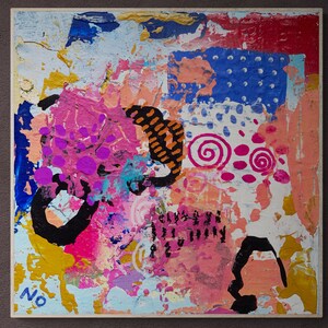 Op de afbeelding: Abstract schilderij op canvas met roze, blauwe, gele, oranje en zwarte verf. Het schilderij heeft een textuur en bevat swirls, stippen en lijnen.