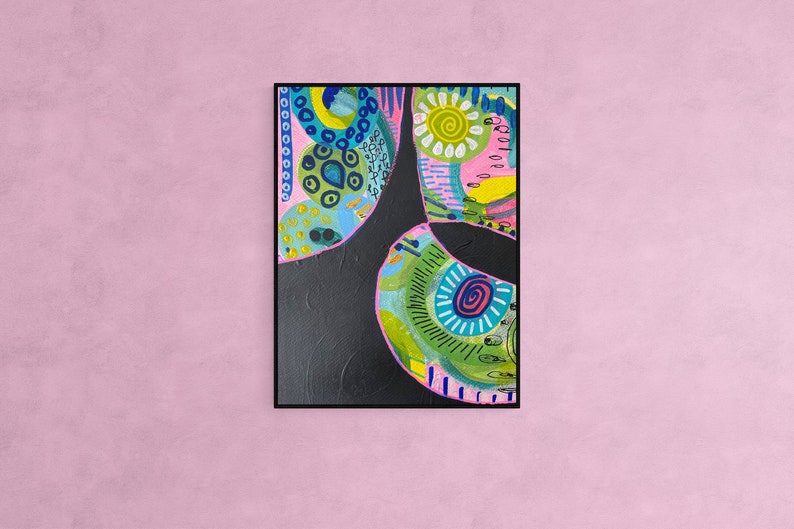 Pu&ograve; includere: Dipinto astratto con sfondo nero e forme colorate. Le forme sono riempite di verde, blu, rosa, giallo e bianco. Il dipinto ha uno stile moderno e astratto.
