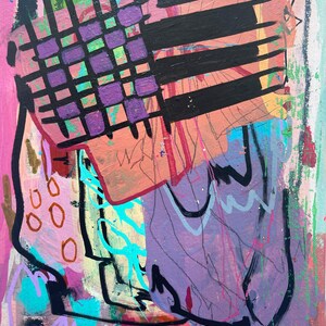 Peut inclure: Peinture abstraite avec un motif de grille en violet et vert, des rayures noires et un fond rose, violet et bleu. La peinture a un style libre et gestuel et comprend le mot "NO" dans le coin inf&eacute;rieur droit.