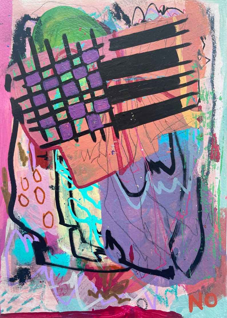 Peut inclure: Peinture abstraite avec un motif de grille en violet et vert, des rayures noires et un fond rose, violet et bleu. La peinture a un style libre et gestuel et comprend le mot "NO" dans le coin inf&eacute;rieur droit.