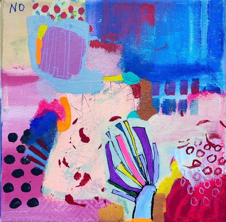 Pu&ograve; includere: Dipinto astratto con sfondo rosa, blu e bianco. Il dipinto presenta una variet&agrave; di forme e linee, tra cui una grande forma a fiore viola e blu al centro. Il dipinto include anche la parola "NO" nell'angolo in alto a sinistra.