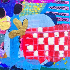 Pode incluir: Pintura abstrata com um esquema de cores azul, rosa, vermelho, dourado e branco. A pintura apresenta um padr&atilde;o de grade, cora&ccedil;&otilde;es e uma forma de flor.