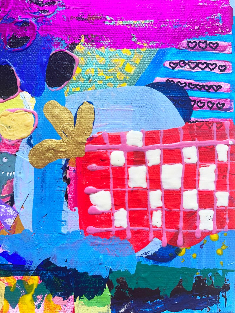 Pode incluir: Pintura abstrata com um esquema de cores azul, rosa, vermelho, dourado e branco. A pintura apresenta um padr&atilde;o de grade, cora&ccedil;&otilde;es e uma forma de flor.